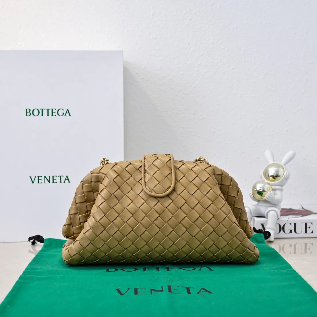 Batch 2260 Bitters Venetia 2024 summer series brings Lauren 1980 handbags back to the public eye. The design of the bag is inspired by ancient Roman architecture. It uses the brand's iconic Intrecciato lambskin woven bag body with a hard frame. No logo can be seen on the whole bag. It is equipped with a leather woven metal chain. When using it as a clutch, just put the chain directly in the bag ~ showing an elegant and timeless style. Decades later, when Lauren Hutton once again walked on the Bottega Venetia spring and summer show with this bag, the charm of the year still remains intact despite the passage of time. Size: 31.5*16.5*11 Style No.: 5807